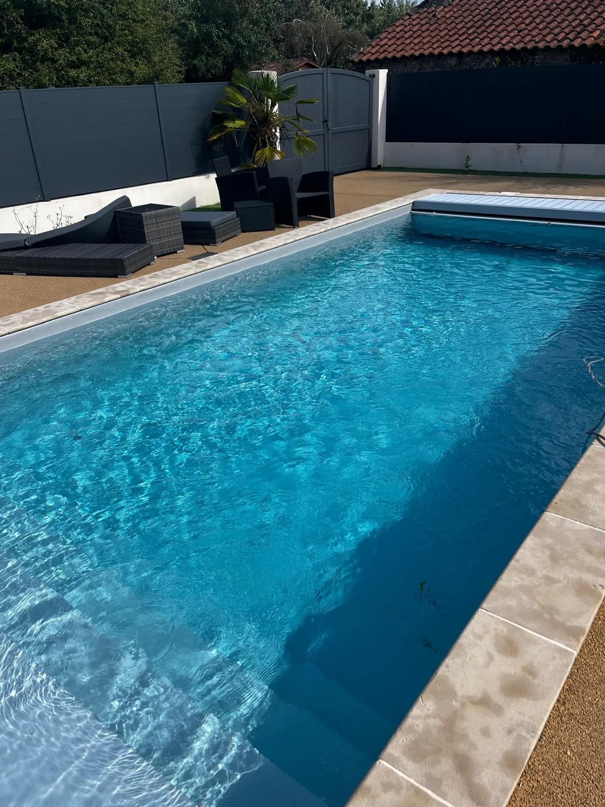 Piscine 8x4 m, volet roulant immergé en coffre sec avec un revêtement pvc armé 150/100eme gris clair sur la commune de Bouaye.